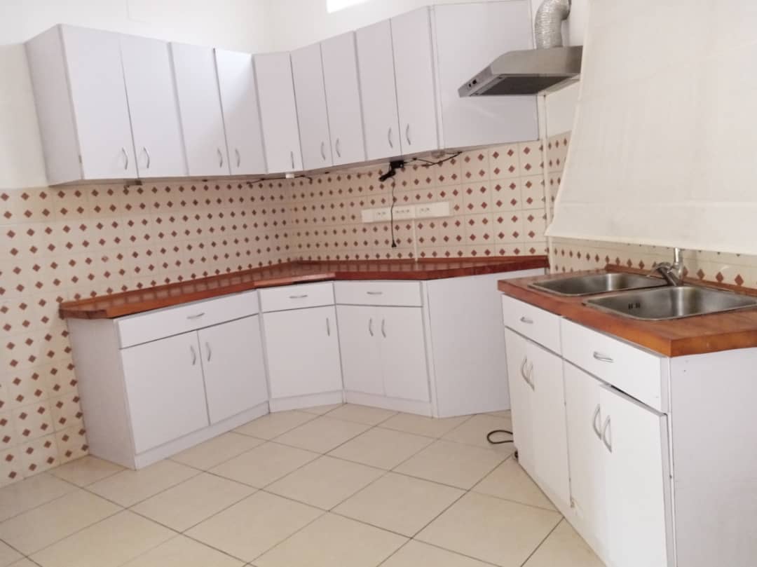 House (Villa) to rent - Douala, Bonapriso, Avenue de Gaule - 1 living room(s), 3 bedroom(s), 2 bathroom(s) - 1 700 000 FCFA / month