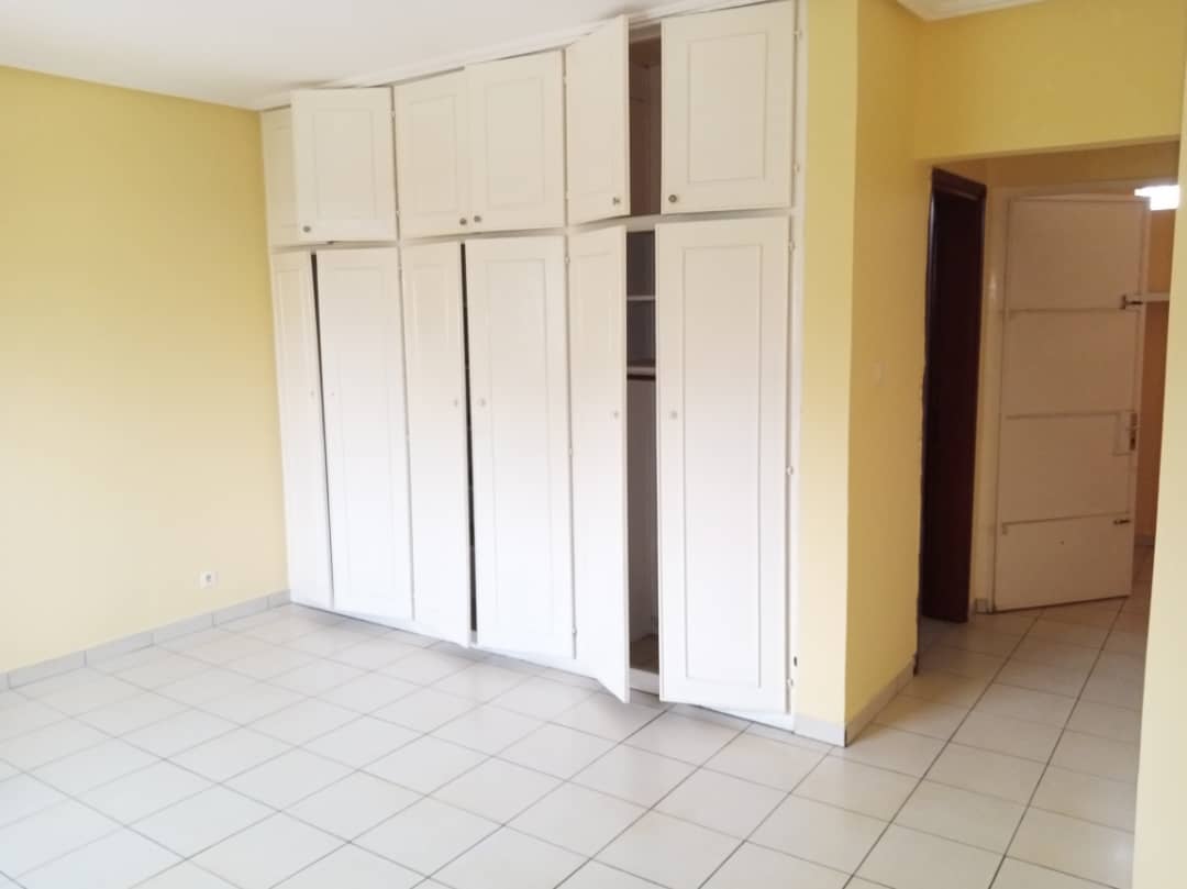 House (Villa) to rent - Douala, Bonapriso, Avenue de Gaule - 1 living room(s), 3 bedroom(s), 2 bathroom(s) - 1 700 000 FCFA / month