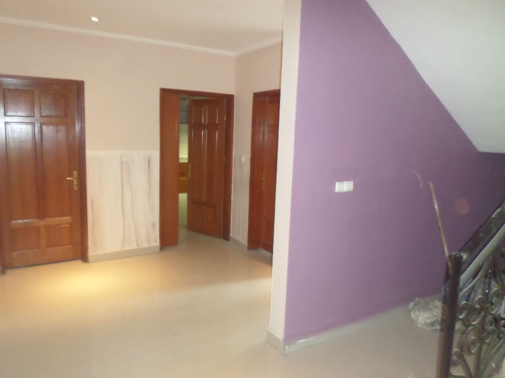 House (Villa) to rent - Yaoundé, Bastos, pas loin du golf - 1 living room(s), 4 bedroom(s), 3 bathroom(s) - 1 500 000 FCFA / month