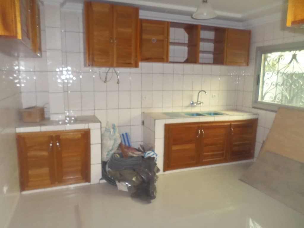 House (Villa) to rent - Yaoundé, Bastos, pas loin du golf - 1 living room(s), 4 bedroom(s), 3 bathroom(s) - 1 500 000 FCFA / month