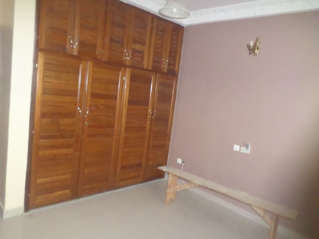 House (Villa) to rent - Yaoundé, Bastos, pas loin du golf - 1 living room(s), 4 bedroom(s), 3 bathroom(s) - 1 500 000 FCFA / month