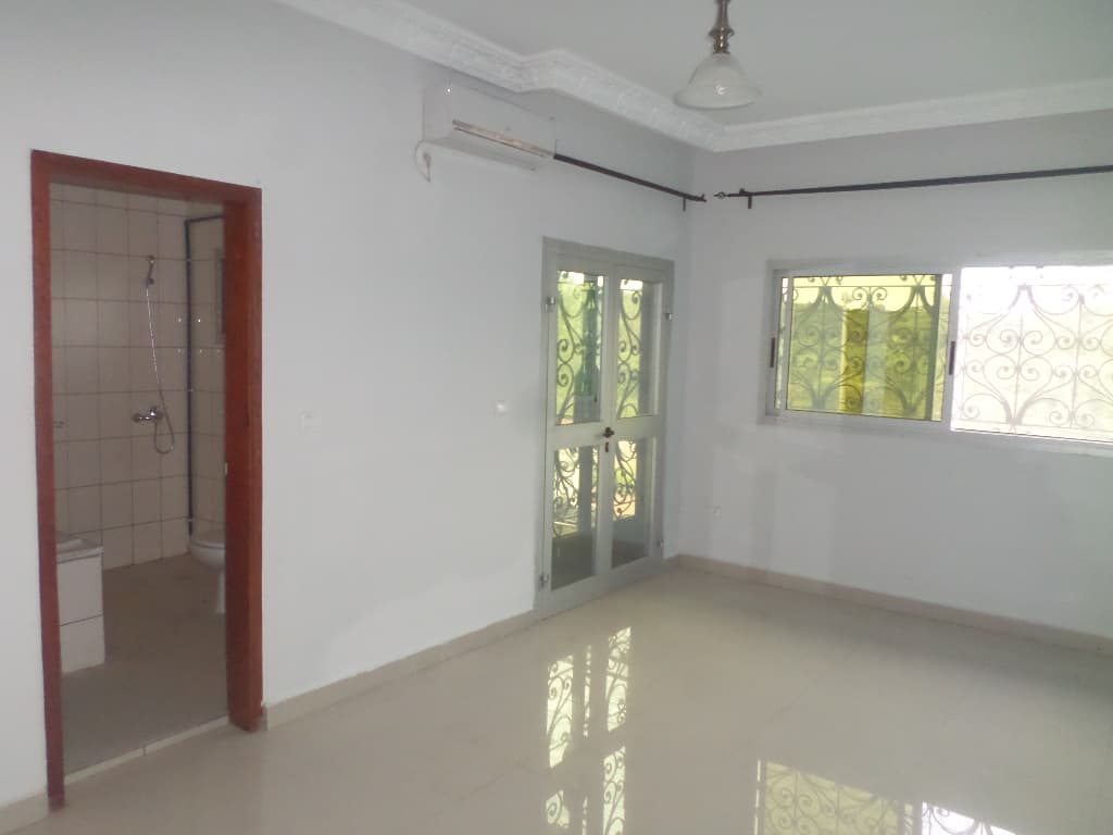 House (Villa) to rent - Yaoundé, Bastos, pas loin du golf - 1 living room(s), 4 bedroom(s), 3 bathroom(s) - 1 500 000 FCFA / month