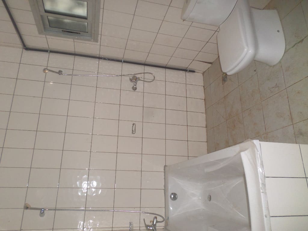 House (Villa) to rent - Yaoundé, Bastos, pas loin du golf - 1 living room(s), 4 bedroom(s), 3 bathroom(s) - 1 500 000 FCFA / month