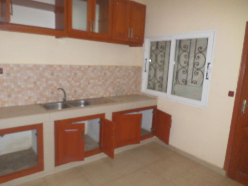 Appartement à louer - Yaoundé, Ekoumdoum, PAS LOIN DE HAPPI - 1 salon(s), 2 chambre(s), 2 salle(s) de bains - 200 000 FCFA / mois