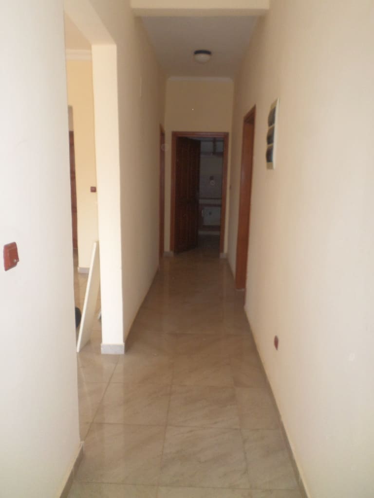 Appartement à louer - Yaoundé, Ekoumdoum, PAS LOIN DE HAPPI - 1 salon(s), 2 chambre(s), 2 salle(s) de bains - 200 000 FCFA / mois