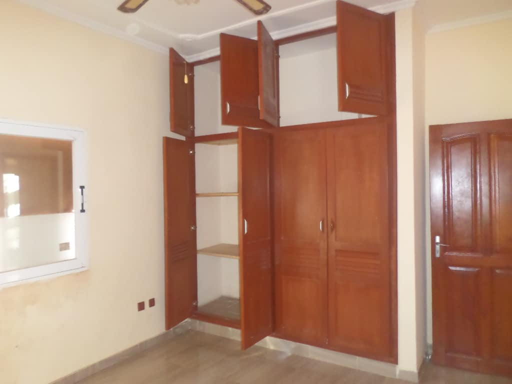 Appartement à louer - Yaoundé, Ekoumdoum, PAS LOIN DE HAPPI - 1 salon(s), 2 chambre(s), 2 salle(s) de bains - 200 000 FCFA / mois