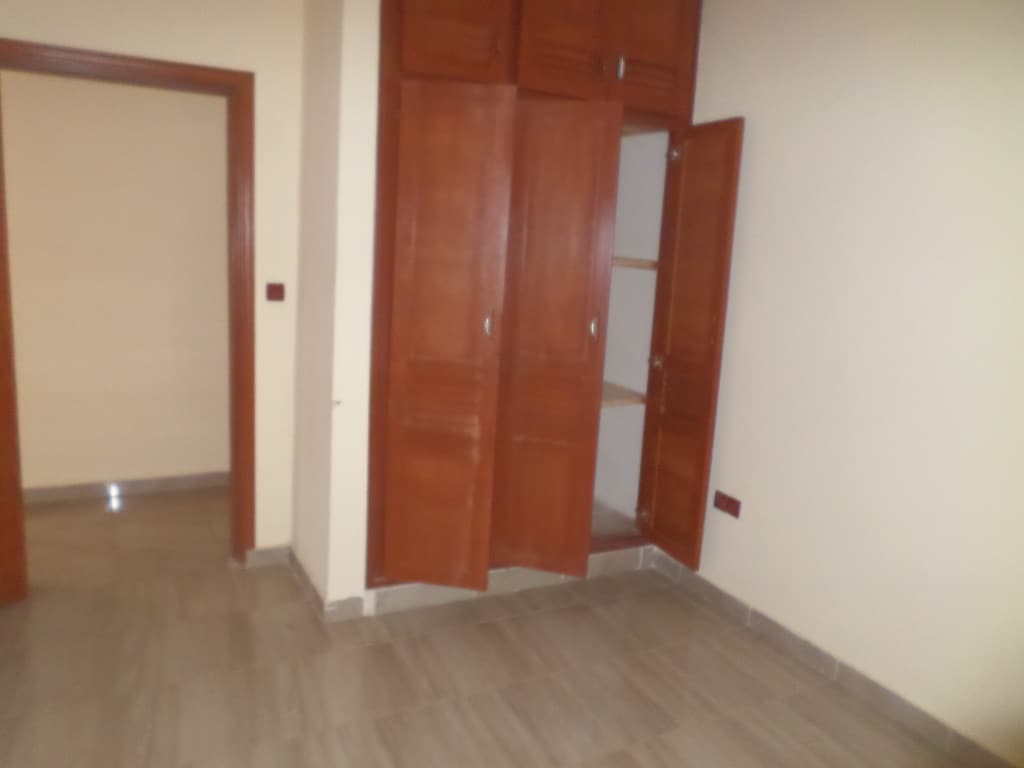 Appartement à louer - Yaoundé, Ekoumdoum, PAS LOIN DE HAPPI - 1 salon(s), 2 chambre(s), 2 salle(s) de bains - 200 000 FCFA / mois