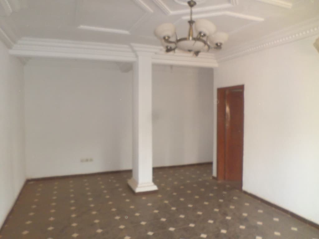 Apartment to rent - Yaoundé, Mfandena, pas loin de la carreiere - 1 living room(s), 2 bedroom(s), 2 bathroom(s) - 200 000 FCFA / month