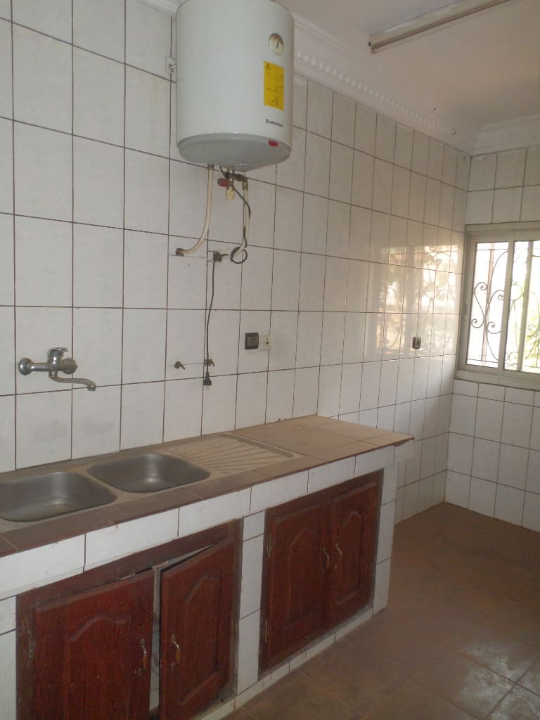 Apartment to rent - Yaoundé, Mfandena, pas loin de la carreiere - 1 living room(s), 2 bedroom(s), 2 bathroom(s) - 200 000 FCFA / month