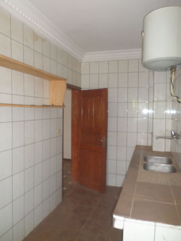 Apartment to rent - Yaoundé, Mfandena, pas loin de la carreiere - 1 living room(s), 2 bedroom(s), 2 bathroom(s) - 200 000 FCFA / month
