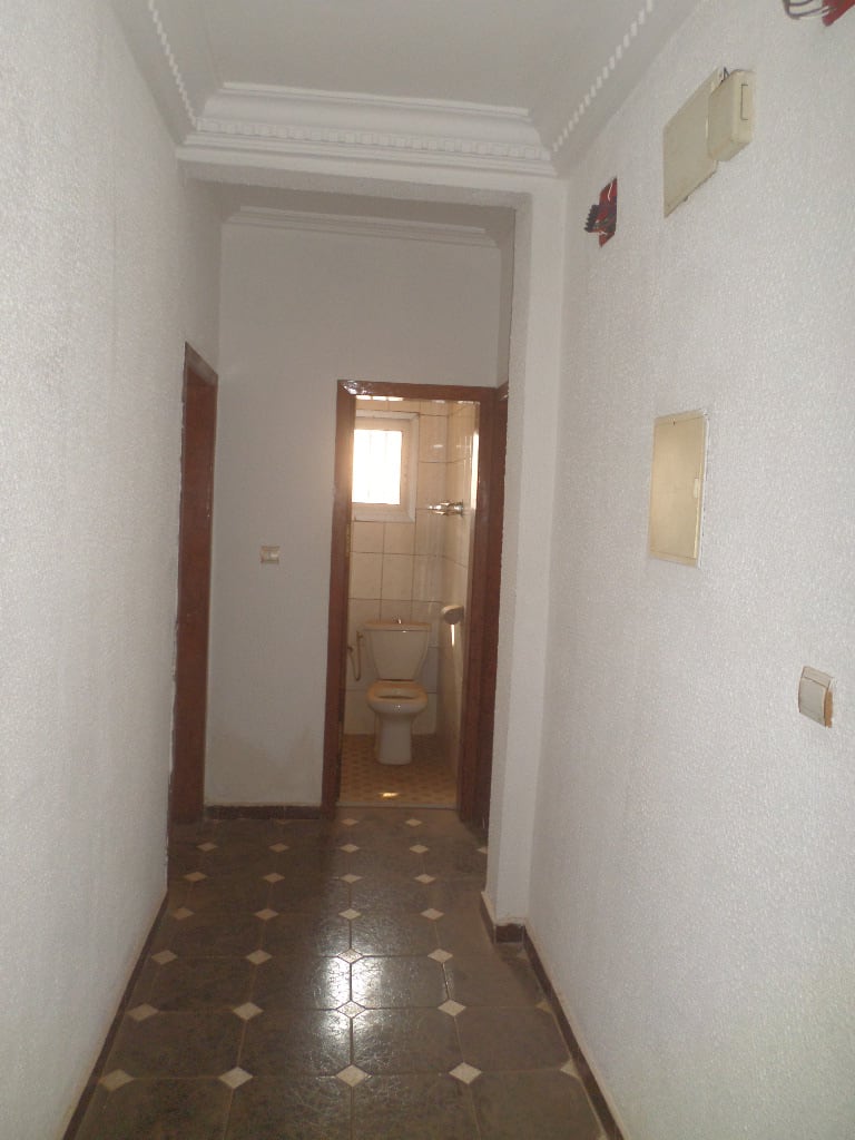 Apartment to rent - Yaoundé, Mfandena, pas loin de la carreiere - 1 living room(s), 2 bedroom(s), 2 bathroom(s) - 200 000 FCFA / month