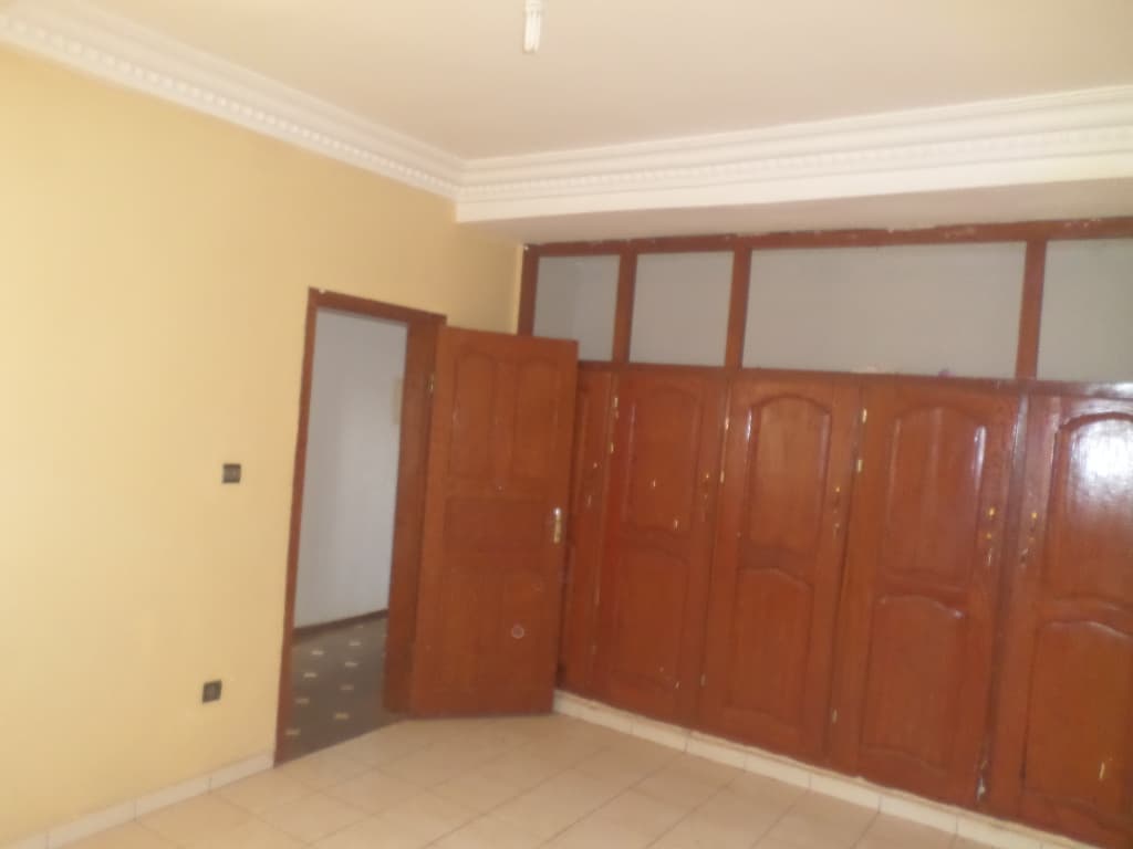 Apartment to rent - Yaoundé, Mfandena, pas loin de la carreiere - 1 living room(s), 2 bedroom(s), 2 bathroom(s) - 200 000 FCFA / month
