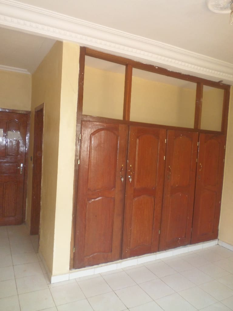 Apartment to rent - Yaoundé, Mfandena, pas loin de la carreiere - 1 living room(s), 2 bedroom(s), 2 bathroom(s) - 200 000 FCFA / month