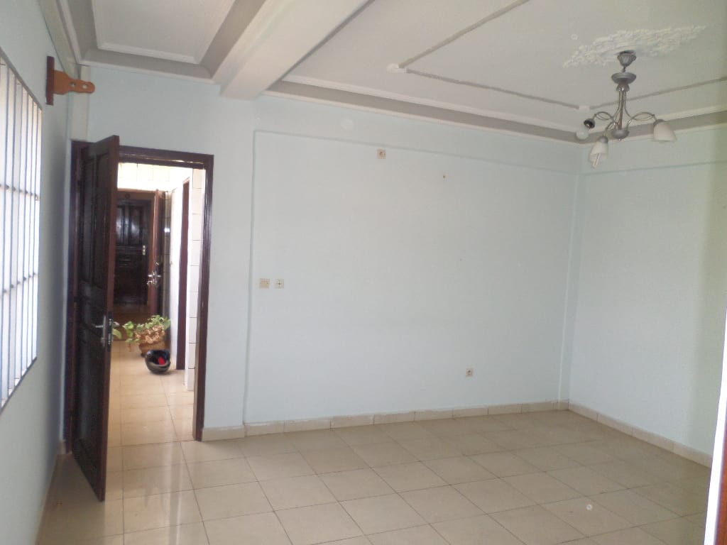 Apartment to rent - Yaoundé, Bastos, pas loin du colisee - 1 living room(s), 1 bedroom(s), 2 bathroom(s) - 200 000 FCFA / month