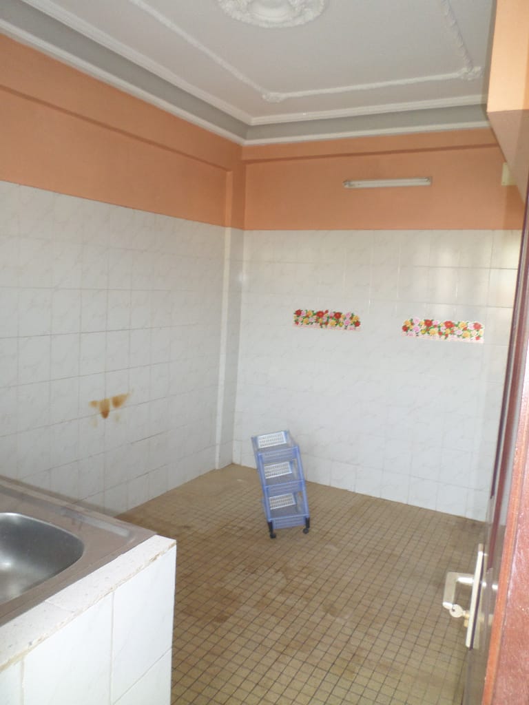 Apartment to rent - Yaoundé, Bastos, pas loin du colisee - 1 living room(s), 1 bedroom(s), 2 bathroom(s) - 200 000 FCFA / month