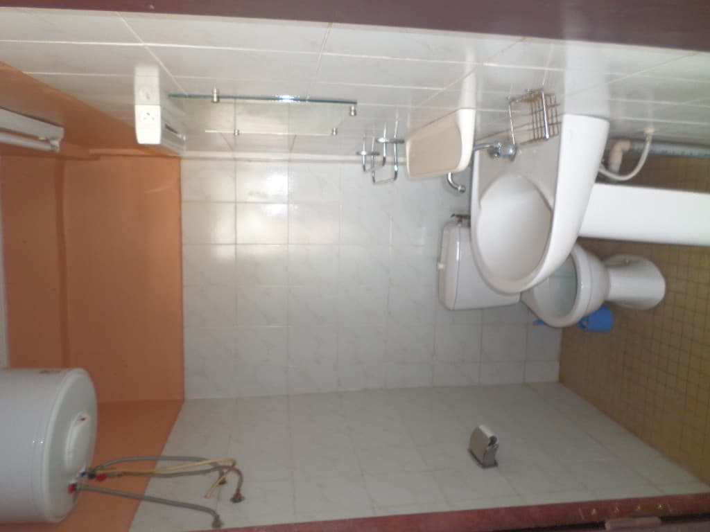 Apartment to rent - Yaoundé, Bastos, pas loin du colisee - 1 living room(s), 1 bedroom(s), 2 bathroom(s) - 200 000 FCFA / month