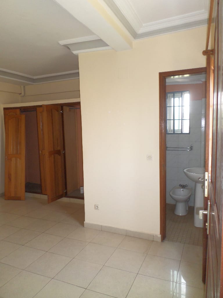 Apartment to rent - Yaoundé, Bastos, pas loin du colisee - 1 living room(s), 1 bedroom(s), 2 bathroom(s) - 200 000 FCFA / month