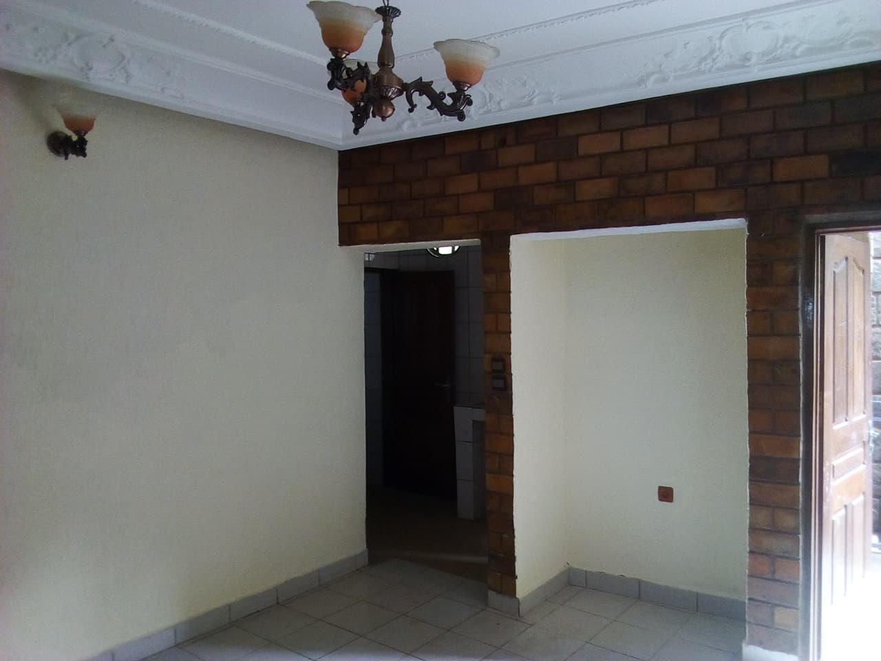 Apartment to rent - Yaoundé, Bastos, pas loin du carrefour du palis - 1 living room(s), 1 bedroom(s), 1 bathroom(s) - 165 000 FCFA / month