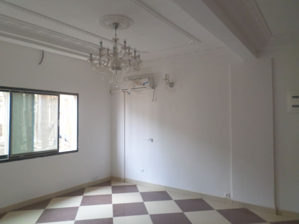 Apartment to rent - Yaoundé, Quartier Fouda, pas loin de ISTAG - 1 living room(s), 2 bedroom(s), 2 bathroom(s) - 220 000 FCFA / month