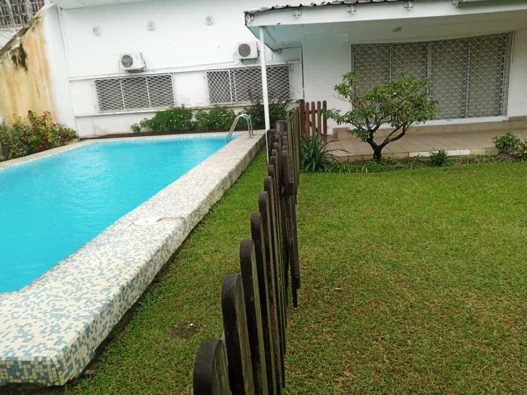 Maison (Villa) à louer - Douala, Bonapriso, Rue njo njo - 1 salon(s), 4 chambre(s), 3 salle(s) de bains - 2 500 000 FCFA / mois