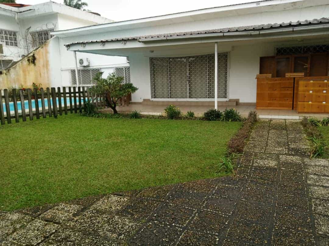Maison (Villa) à louer - Douala, Bonapriso, Rue njo njo - 1 salon(s), 4 chambre(s), 3 salle(s) de bains - 2 500 000 FCFA / mois