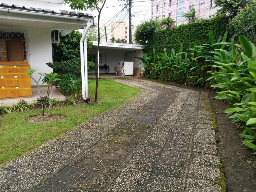 Maison (Villa) à louer - Douala, Bonapriso, Rue njo njo - 1 salon(s), 4 chambre(s), 3 salle(s) de bains - 2 500 000 FCFA / mois