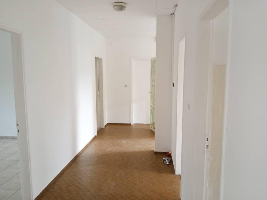 Maison (Villa) à louer - Douala, Bonapriso, Armée de l'air - 1 salon(s), 4 chambre(s), 3 salle(s) de bains - 2 500 000 FCFA / mois