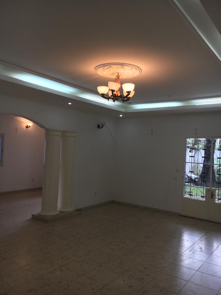 Maison (Villa) à louer - Douala, Bonapriso, Ribambelle - 1 salon(s), 4 chambre(s), 3 salle(s) de bains - 2 500 000 FCFA / mois