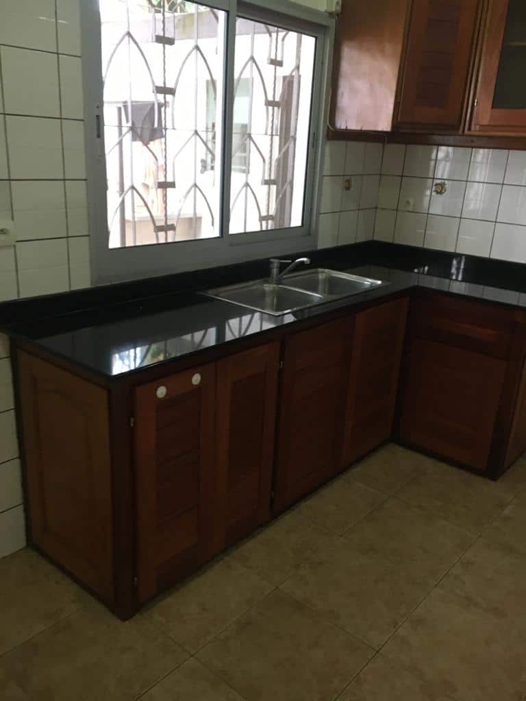 Maison (Villa) à louer - Douala, Bonapriso, Ribambelle - 1 salon(s), 4 chambre(s), 3 salle(s) de bains - 2 500 000 FCFA / mois