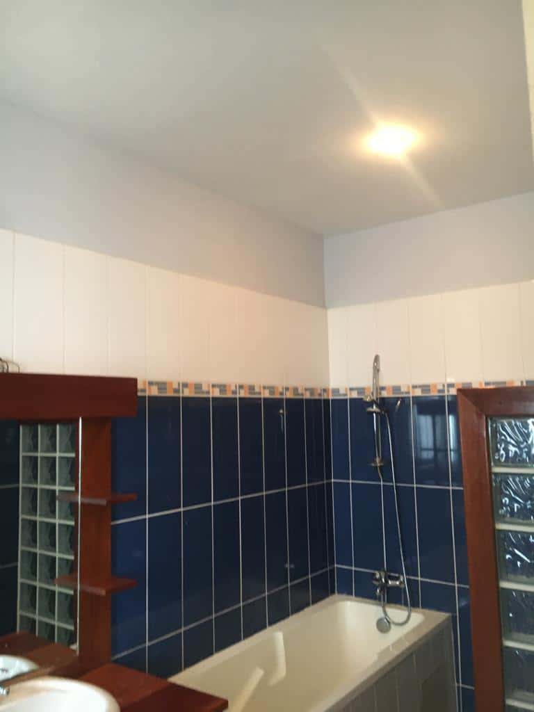 Maison (Villa) à louer - Douala, Bonapriso, Ribambelle - 1 salon(s), 4 chambre(s), 3 salle(s) de bains - 2 500 000 FCFA / mois