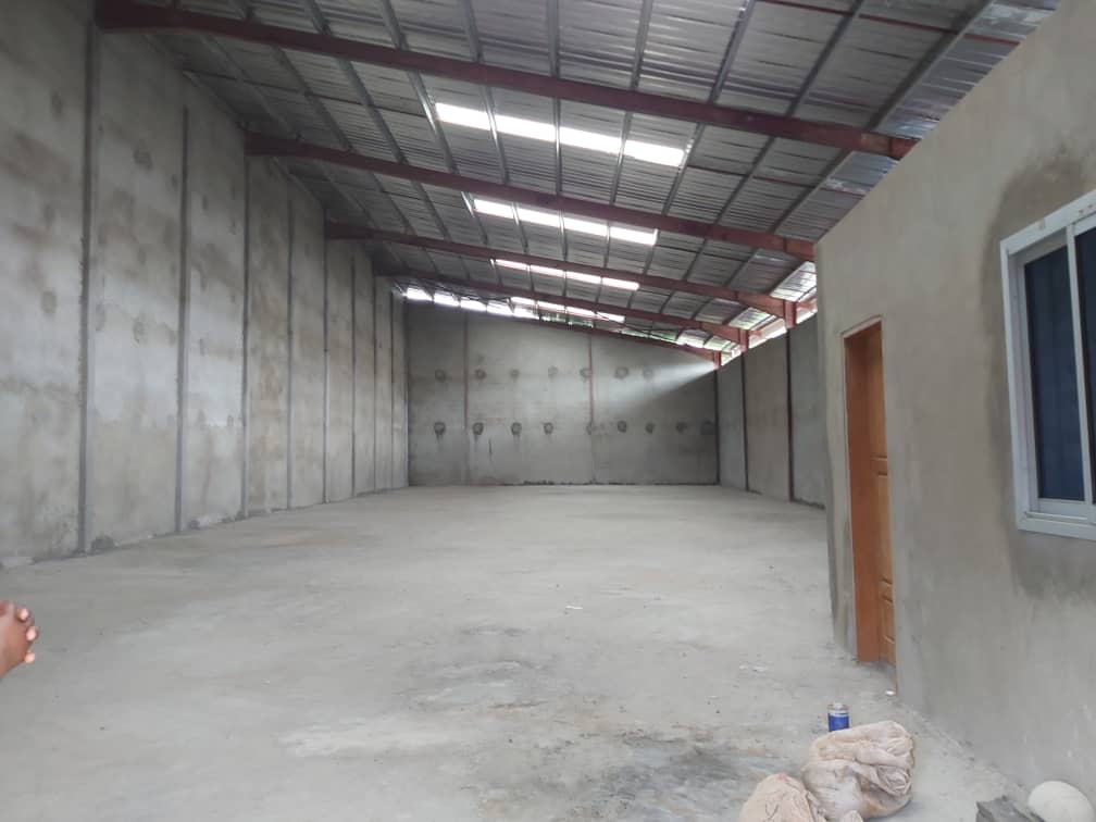 Store to rent at Douala, Akwa I, Boulevard - 1000 m2 - 5 000 000 FCFA