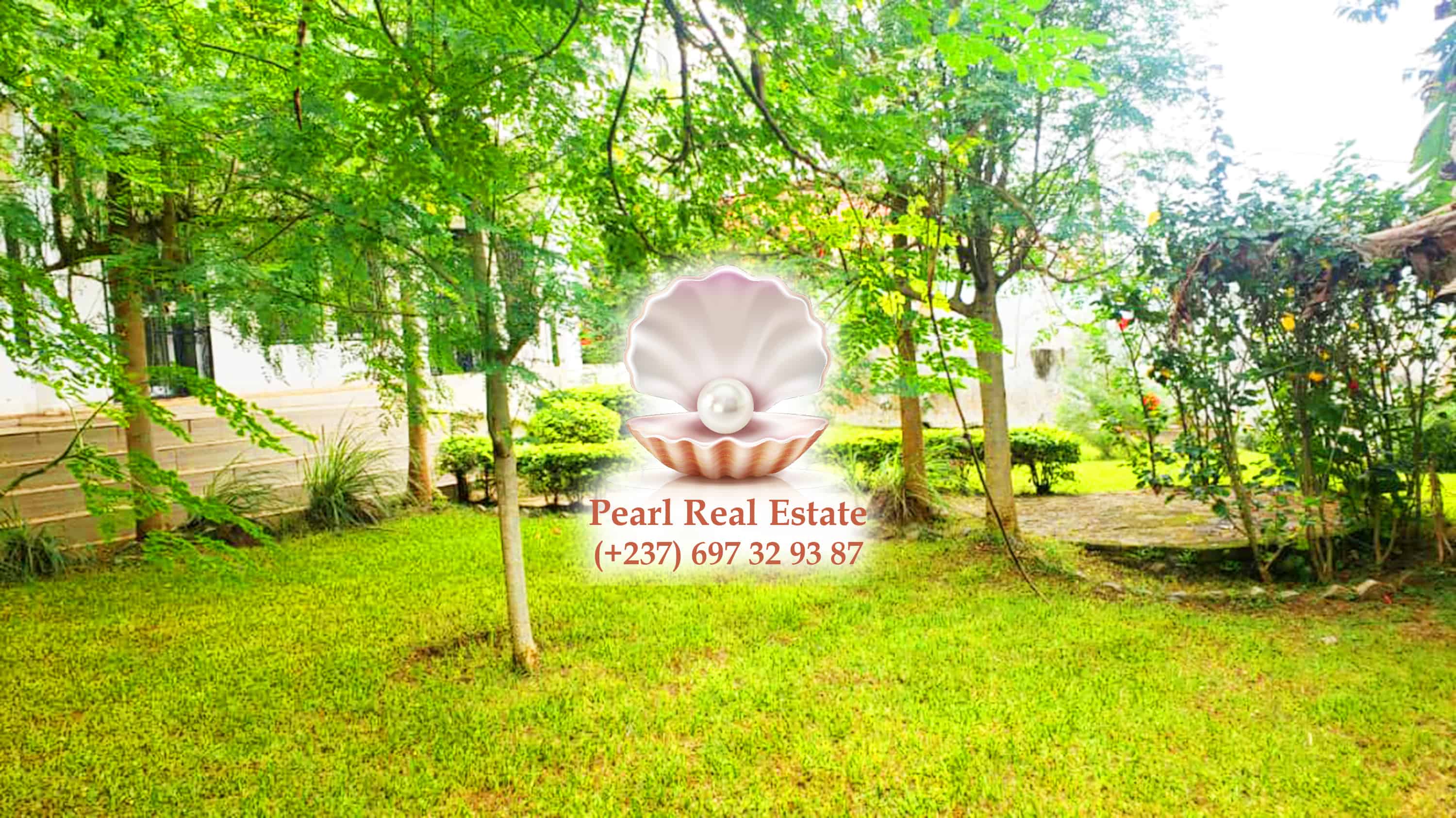 House (Duplex) to rent - Yaoundé, Bastos, Quartier du Golf - 1 living room(s), 5 bedroom(s), 4 bathroom(s) - 1 800 000 FCFA / month