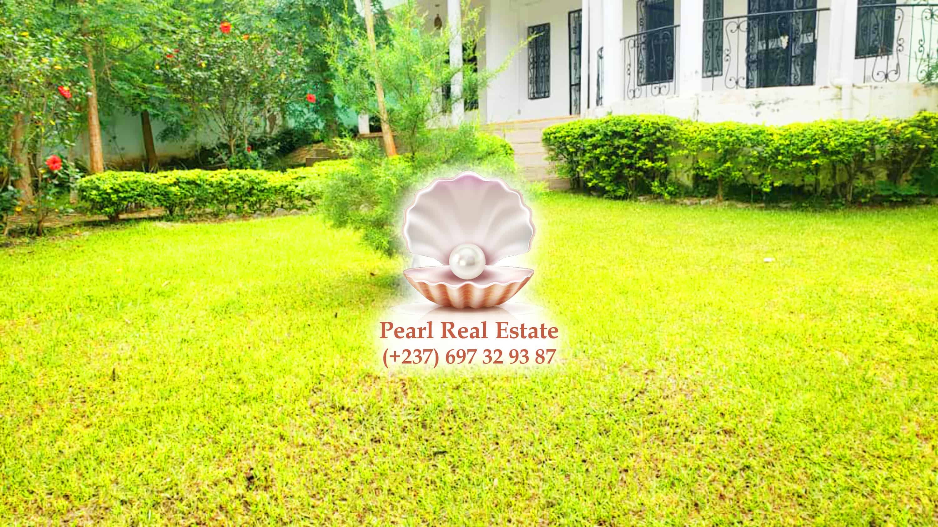 House (Duplex) to rent - Yaoundé, Bastos, Quartier du Golf - 1 living room(s), 5 bedroom(s), 4 bathroom(s) - 1 800 000 FCFA / month