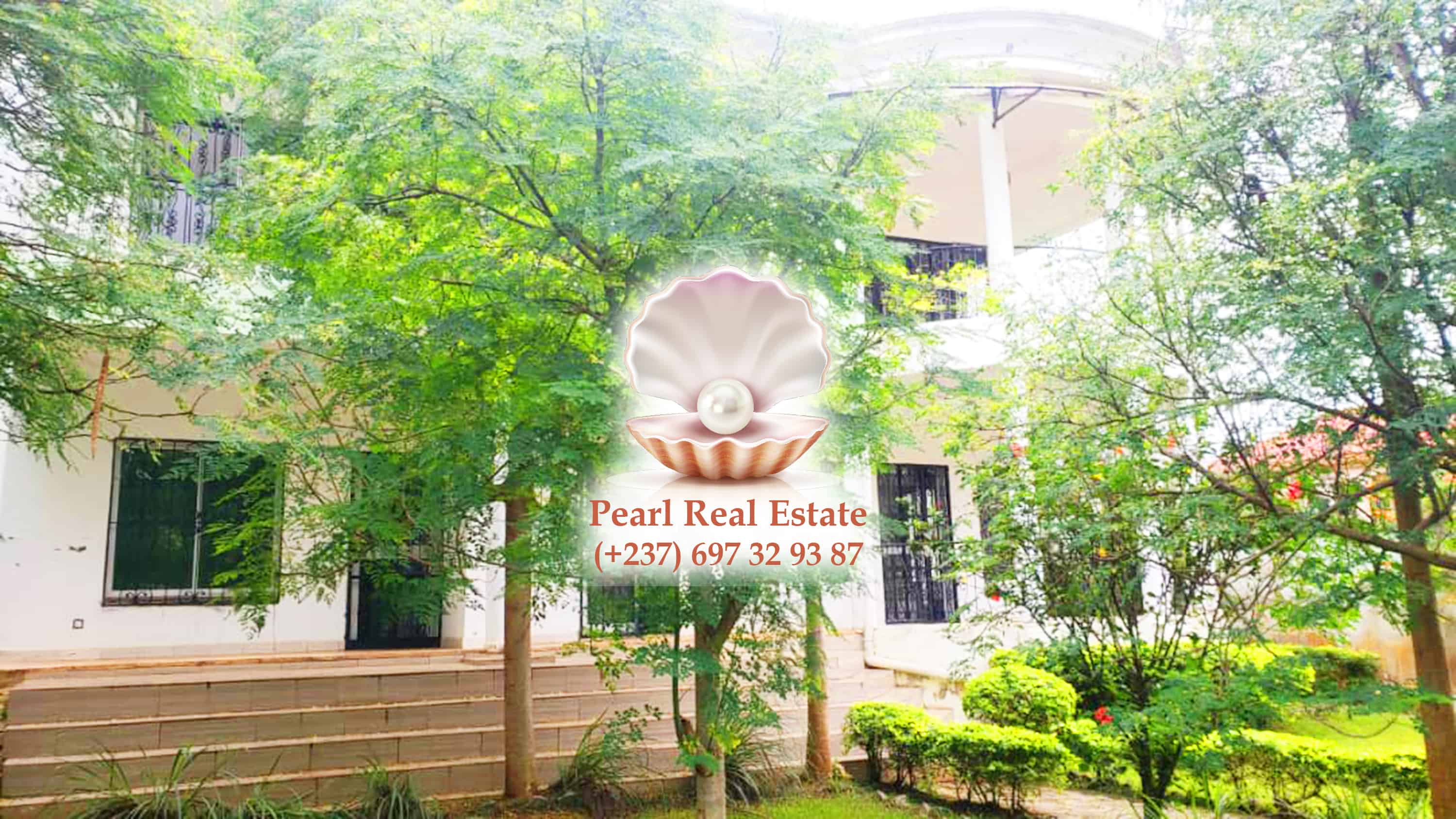 House (Duplex) to rent - Yaoundé, Bastos, Quartier du Golf - 1 living room(s), 5 bedroom(s), 4 bathroom(s) - 1 800 000 FCFA / month