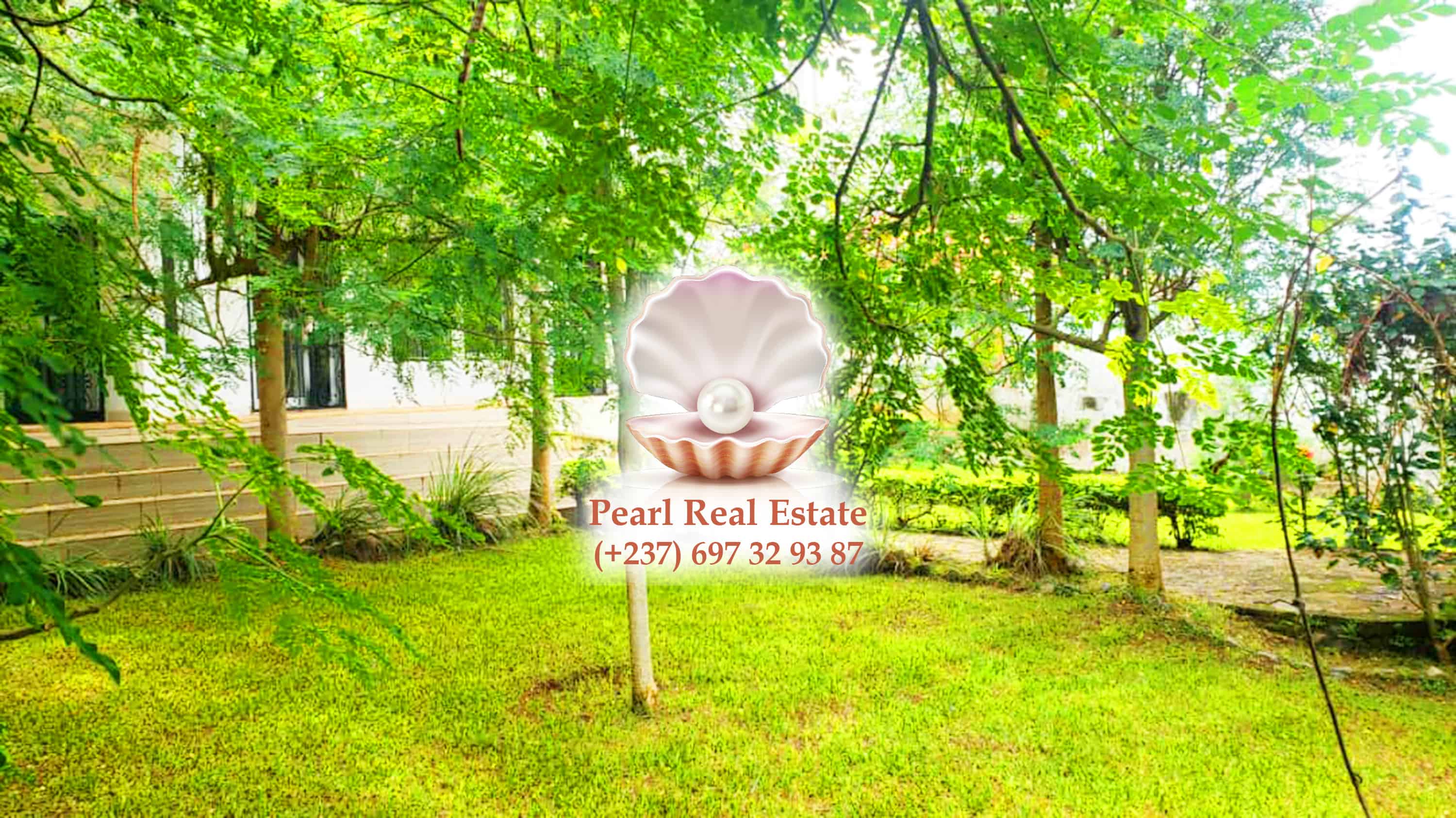 House (Duplex) to rent - Yaoundé, Bastos, Quartier du Golf - 1 living room(s), 5 bedroom(s), 4 bathroom(s) - 1 800 000 FCFA / month