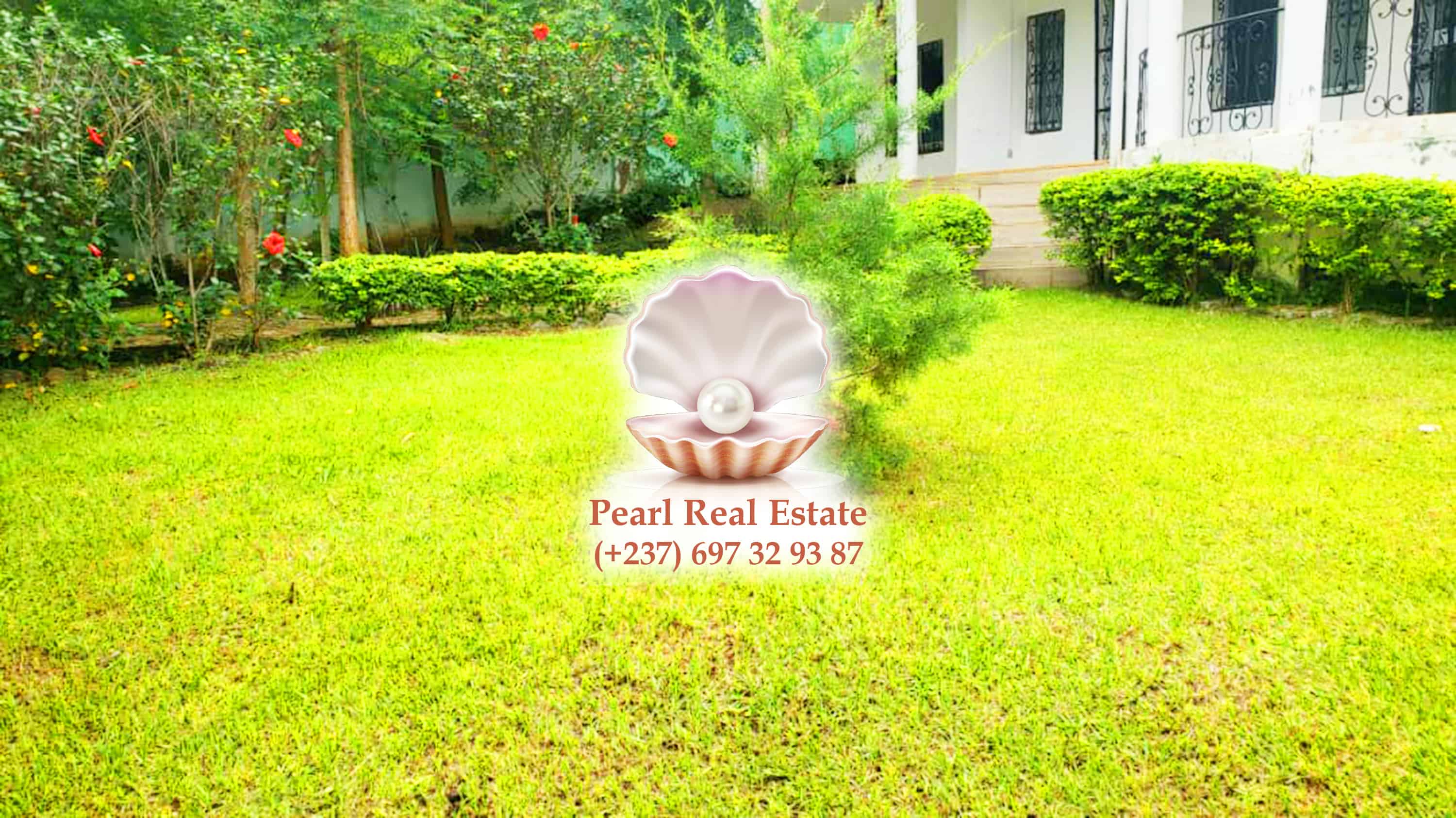 House (Duplex) to rent - Yaoundé, Bastos, Quartier du Golf - 1 living room(s), 5 bedroom(s), 4 bathroom(s) - 1 800 000 FCFA / month