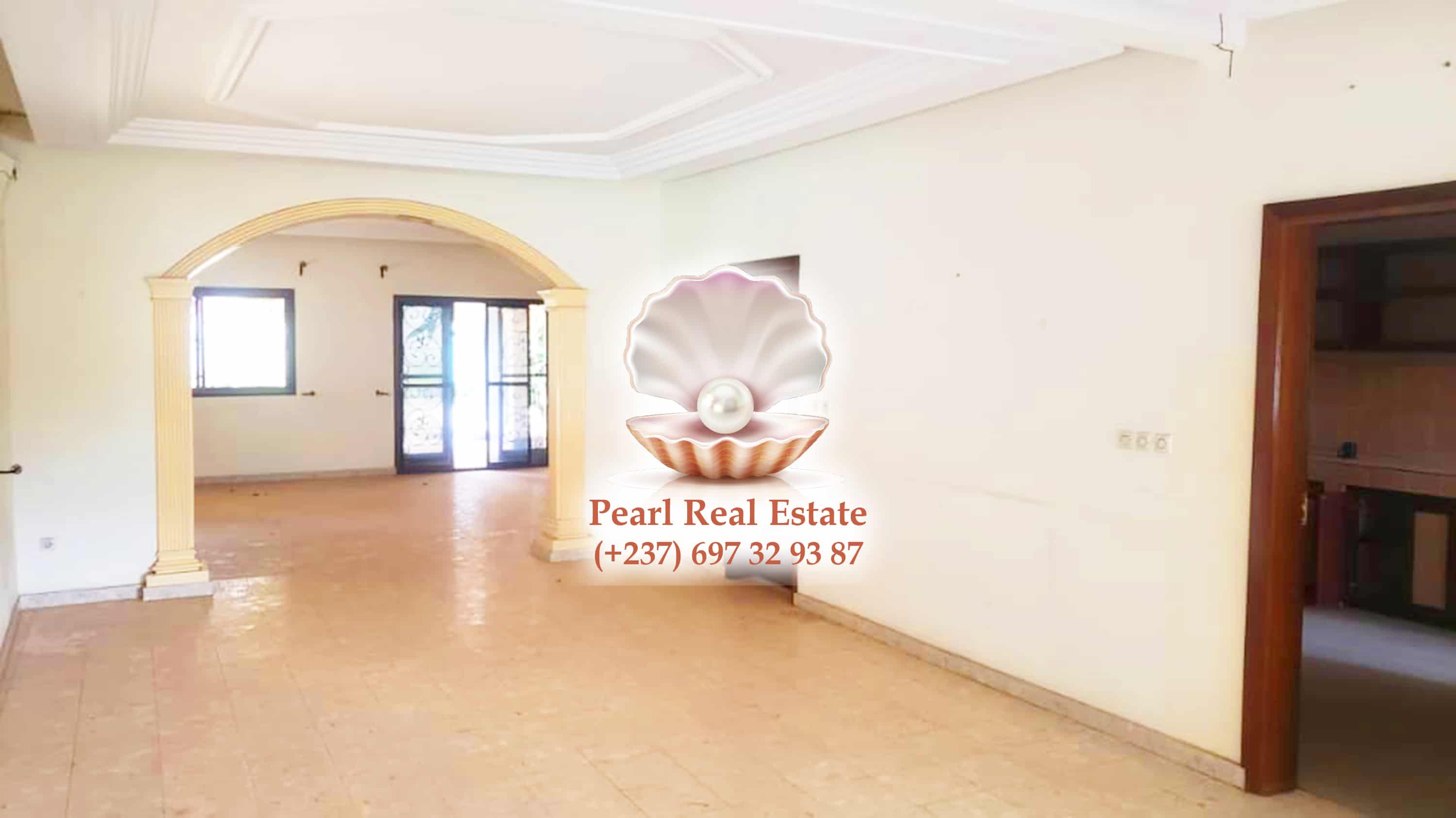 Maison (Duplex) à louer - Yaoundé, Bastos, Bastos - 1 salon(s), 4 chambre(s), 4 salle(s) de bains - 2 000 000 FCFA / mois