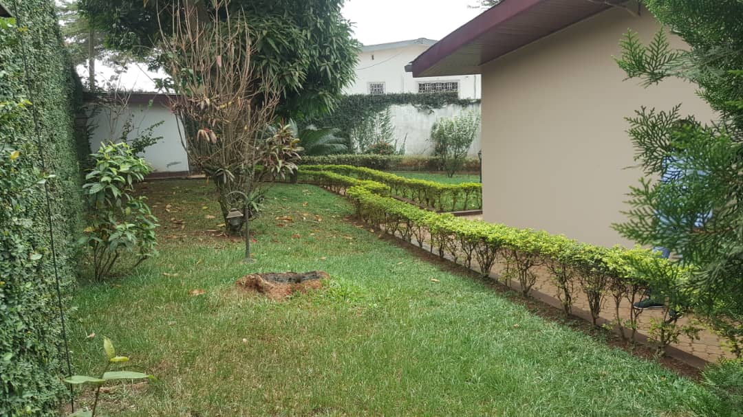 House (Villa) to rent - Yaoundé, Bastos, Dragages - 1 living room(s), 4 bedroom(s), 3 bathroom(s) - 1 200 000 FCFA / month