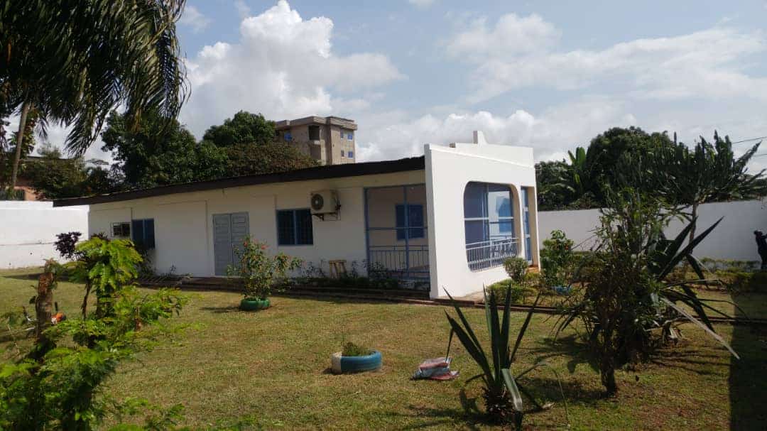 Maison (Villa) à louer - Yaoundé, Bastos, Dragages - 1 salon(s), 4 chambre(s), 3 salle(s) de bains - 1 200 000 FCFA / mois