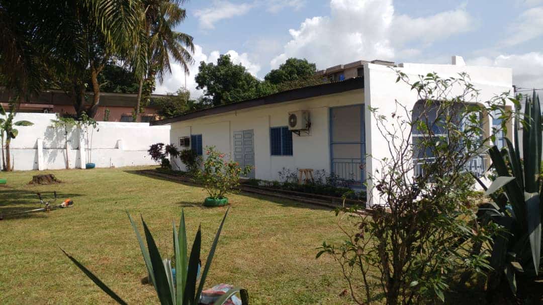 Maison (Villa) à louer - Yaoundé, Bastos, Dragages - 1 salon(s), 4 chambre(s), 3 salle(s) de bains - 1 200 000 FCFA / mois