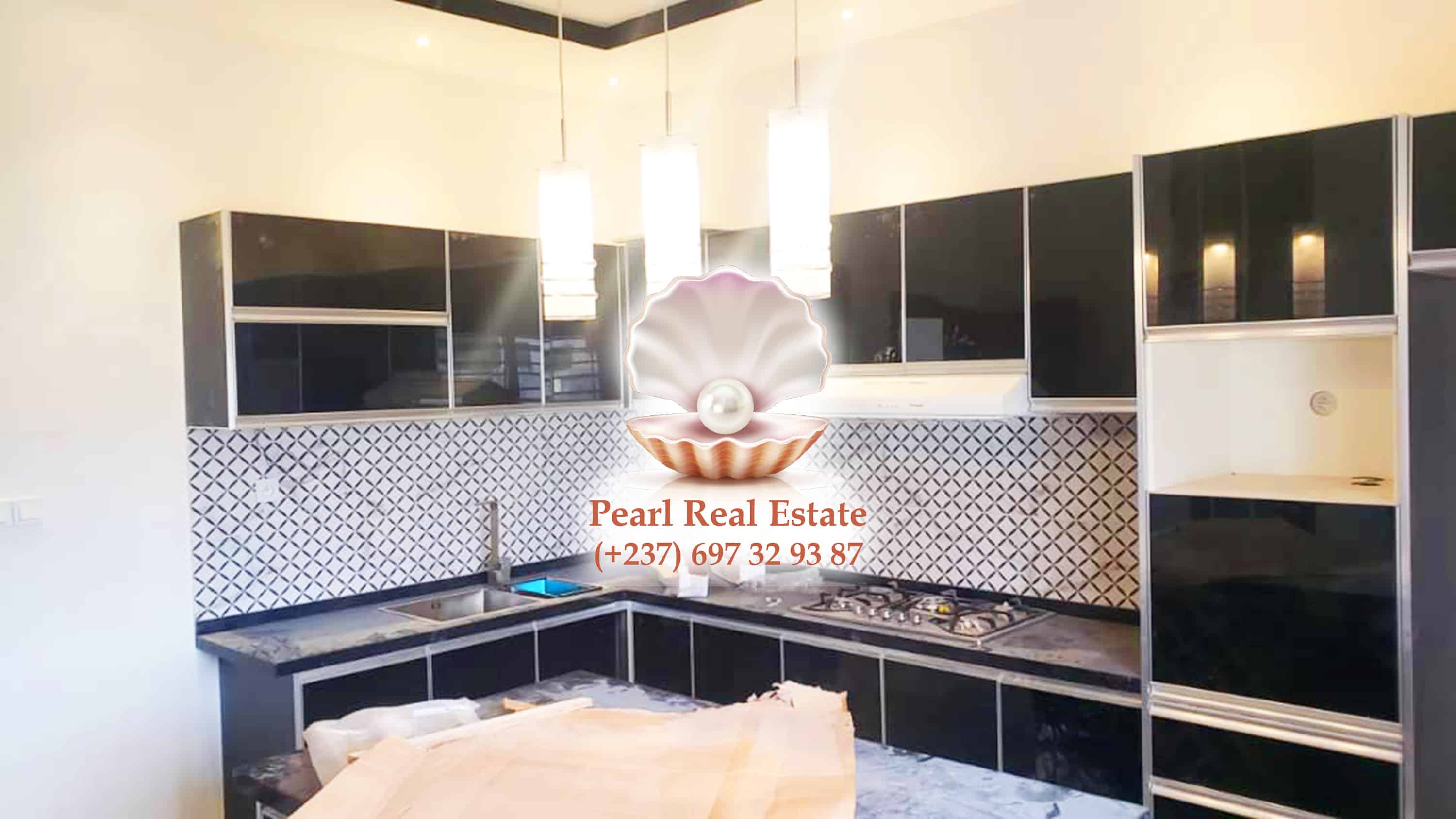 Maison (Duplex) à vendre - Yaoundé, Bastos, Bastos - 2 salon(s), 4 chambre(s), 4 salle(s) de bains - 250 000 000 FCFA