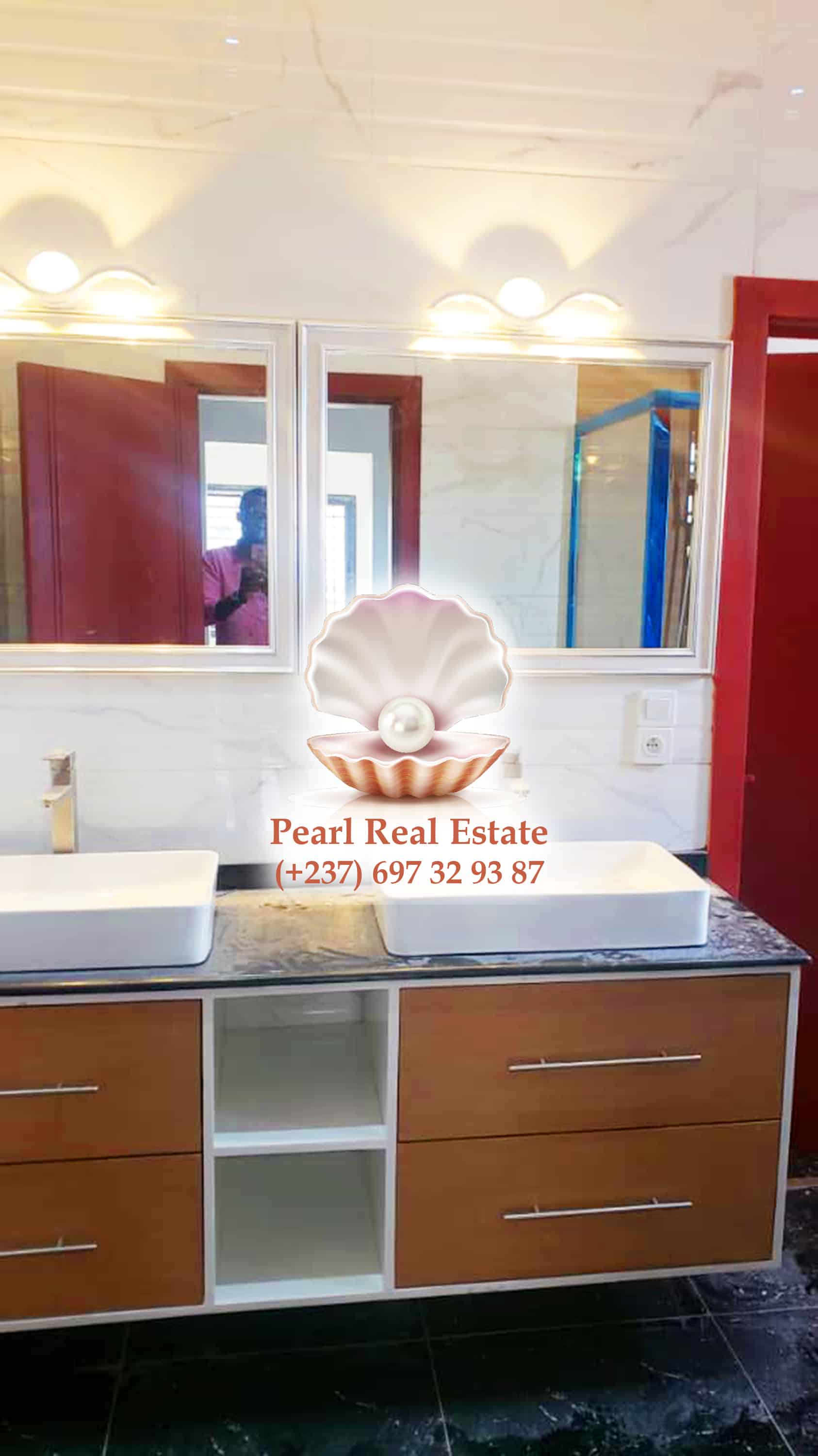 Maison (Duplex) à vendre - Yaoundé, Bastos, Bastos - 2 salon(s), 4 chambre(s), 4 salle(s) de bains - 250 000 000 FCFA