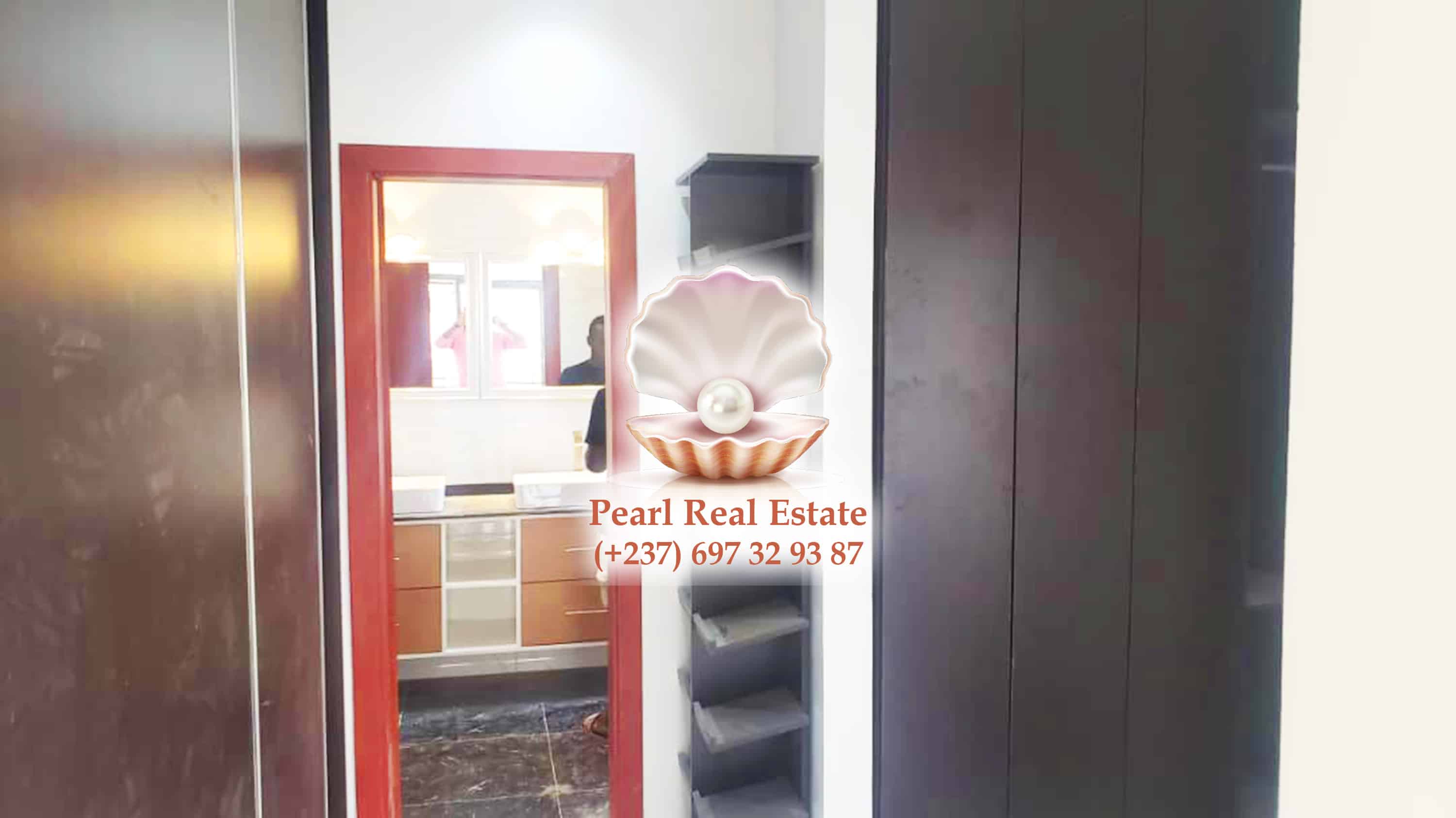 Maison (Duplex) à vendre - Yaoundé, Bastos, Bastos - 2 salon(s), 4 chambre(s), 4 salle(s) de bains - 250 000 000 FCFA