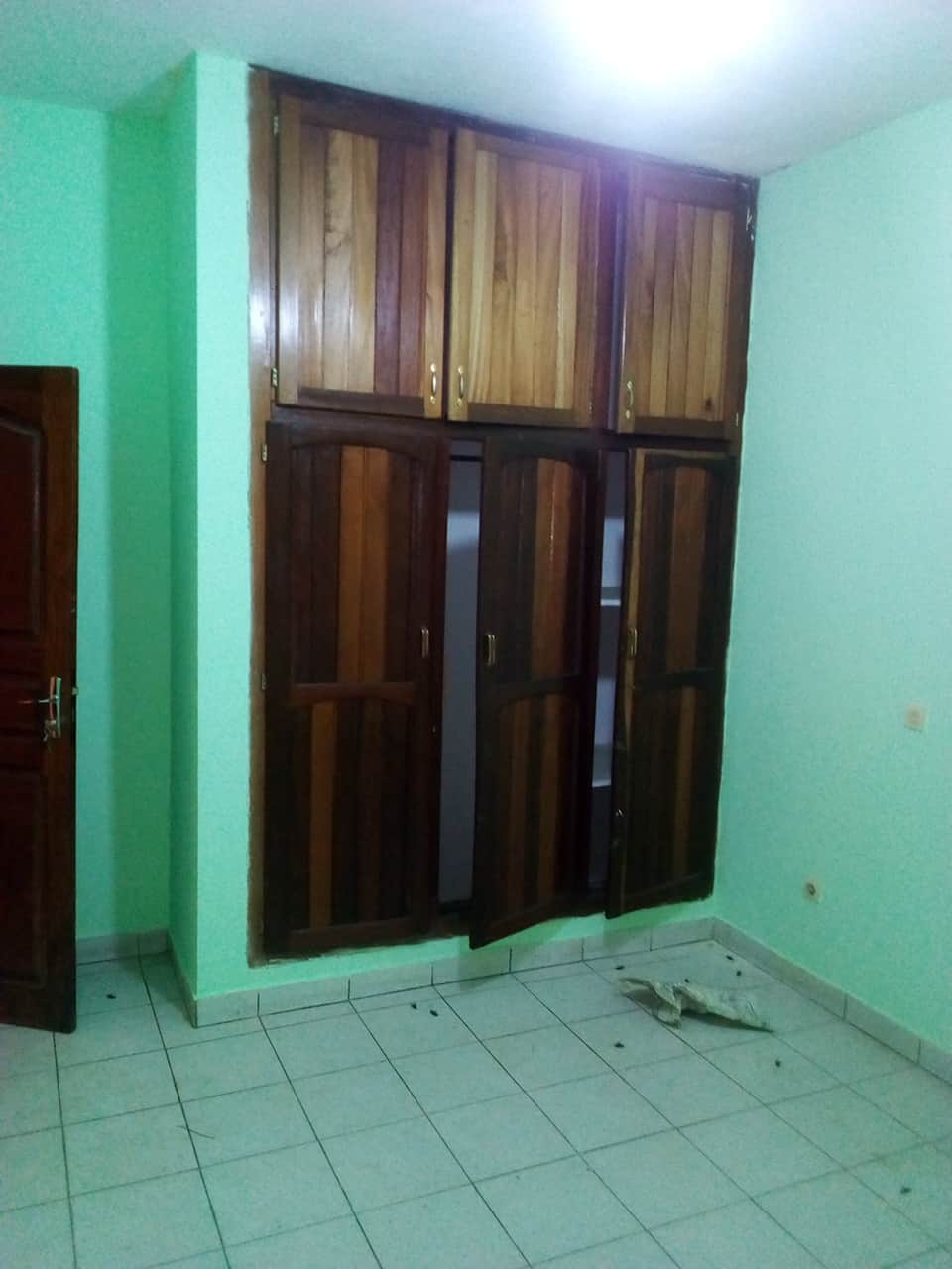 Office to rent at Yaoundé, Bastos, pas loin du black -  m2 - 1 200 000 FCFA