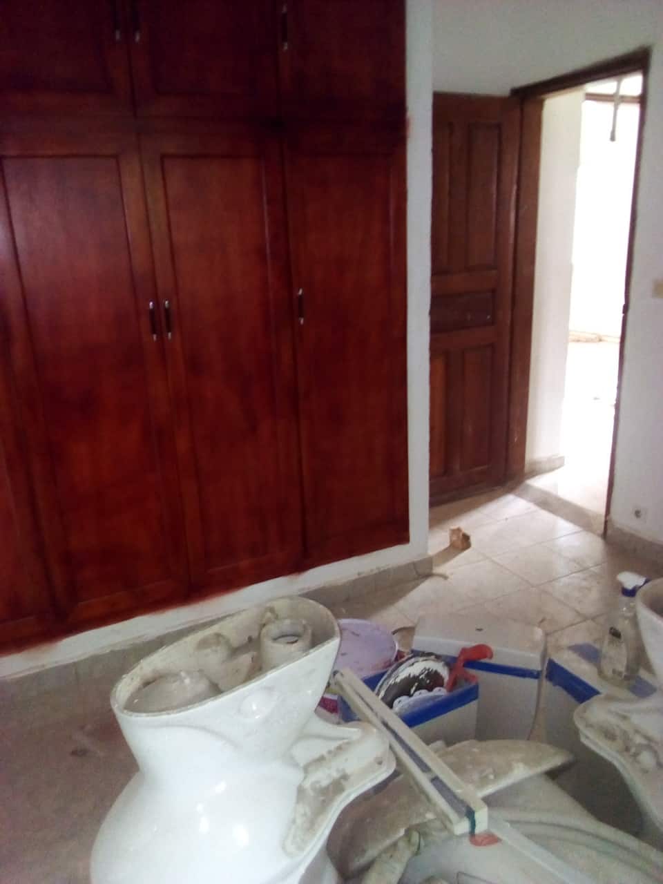Maison (Villa) à louer - Yaoundé, Bastos, pas loin du black - 1 salon(s), 4 chambre(s), 3 salle(s) de bains - 1 200 000 FCFA / mois