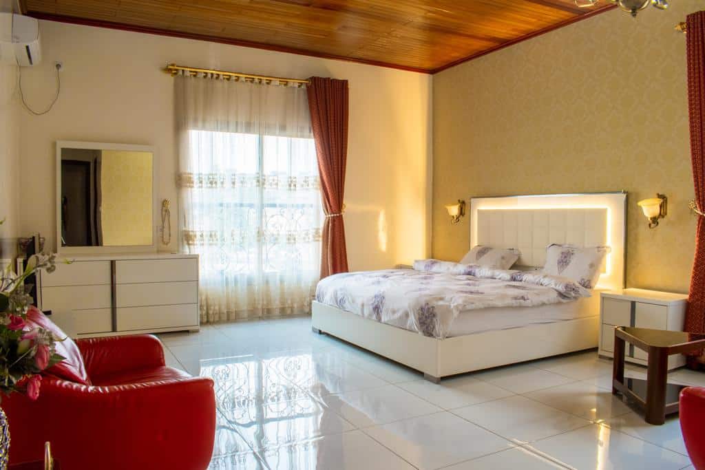 Appartement à louer - Yaoundé, Mfandena, Appartement luxueux - 1 salon(s), 4 chambre(s), 5 salle(s) de bains - 2 000 000 FCFA / mois