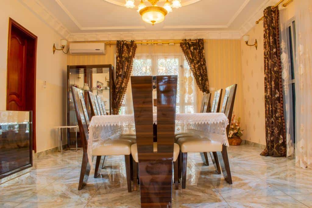 Appartement à louer - Yaoundé, Mfandena, Appartement luxueux - 1 salon(s), 4 chambre(s), 5 salle(s) de bains - 2 000 000 FCFA / mois
