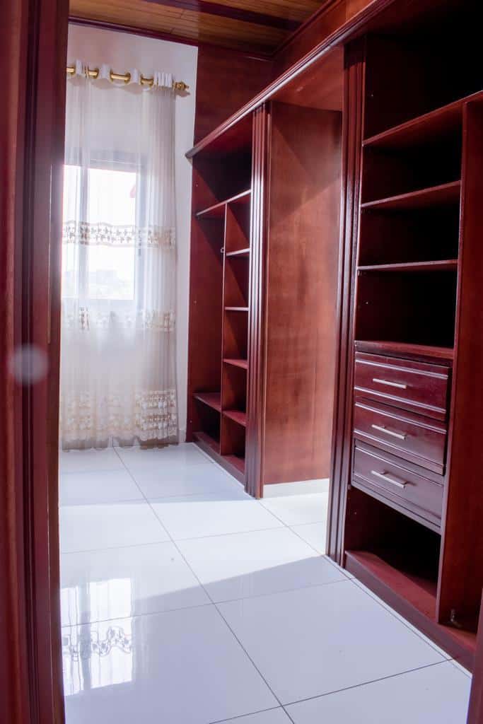 Appartement à louer - Yaoundé, Mfandena, Appartement luxueux - 1 salon(s), 4 chambre(s), 5 salle(s) de bains - 2 000 000 FCFA / mois