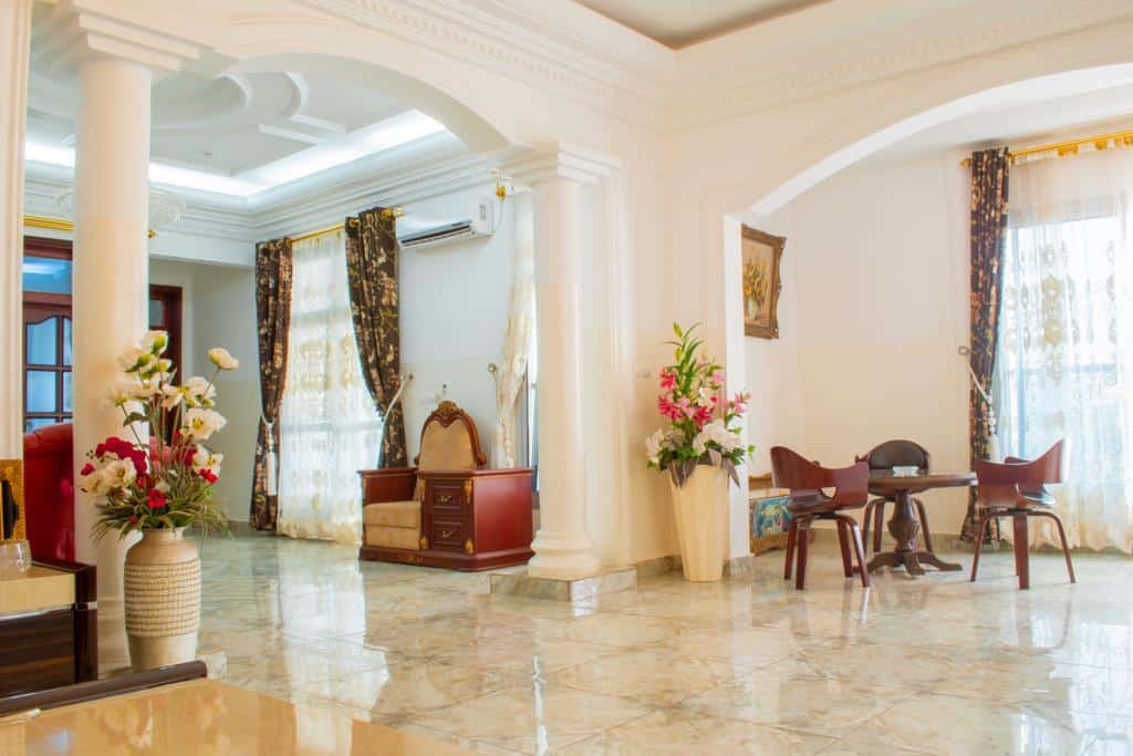 Apartment to rent - Yaoundé, Mfandena, Appartement luxueux - 1 living room(s), 3 bedroom(s), 4 bathroom(s) - 1 500 000 FCFA / month