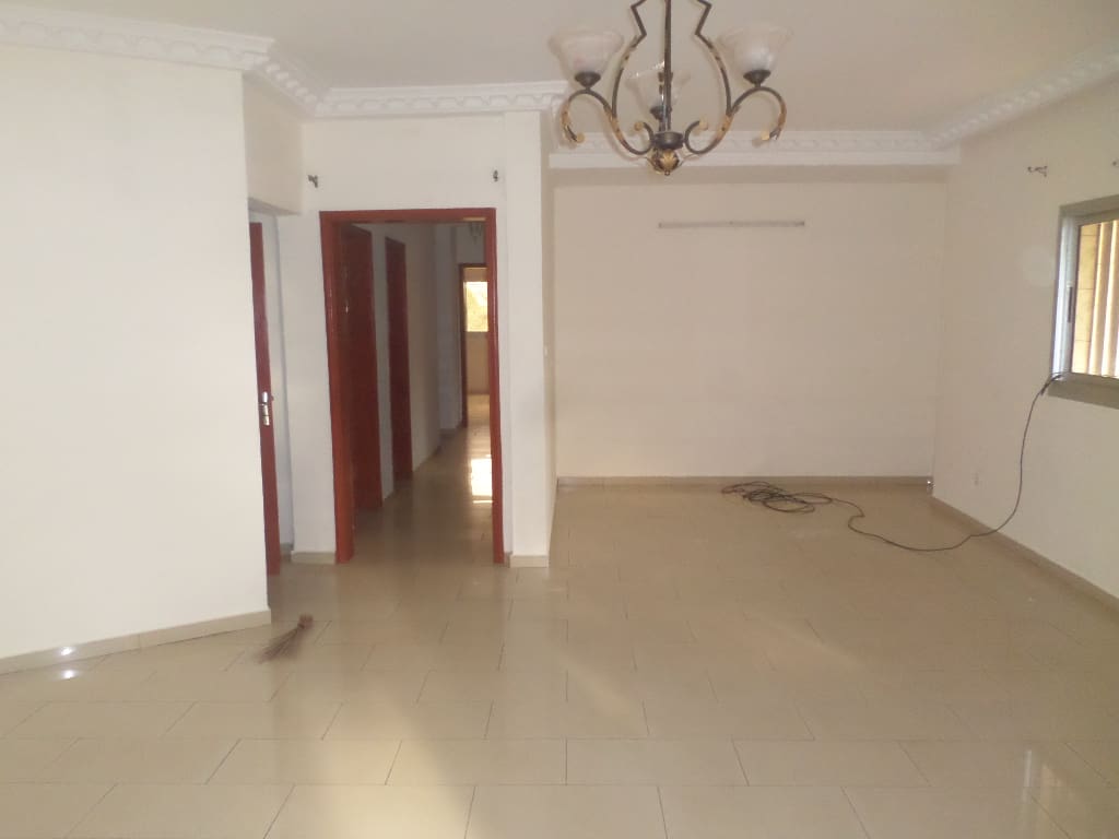 Apartment to rent - Yaoundé, Bastos, pâs loin de lambassade de coree - 1 living room(s), 3 bedroom(s), 4 bathroom(s) - 450 000 FCFA / month